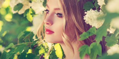 Yaz çiçeği Park kokulu beyaz çiçekler güzel bahar kız. Kadın bir çiçek bahçesinde. Moda, kozmetik ve parfümler. Kıvırcık sarı saçlı