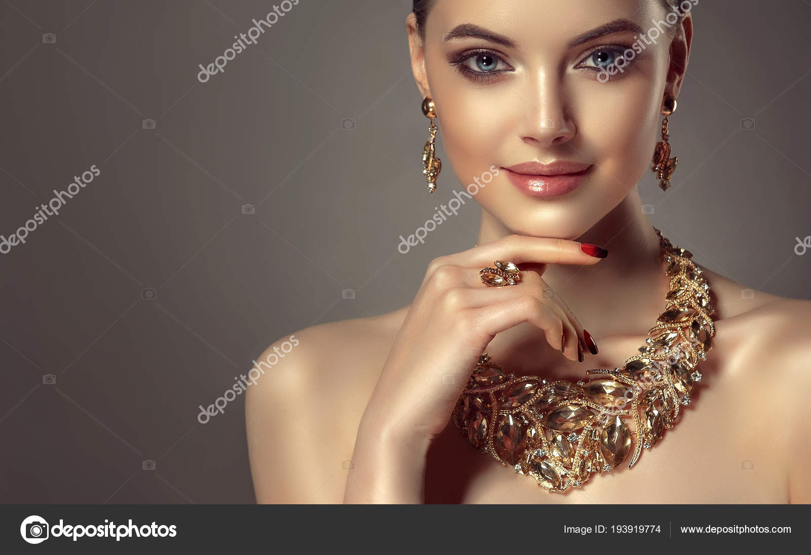 Beautiful girl with jewelry . A set of jewelry for woman ,necklace