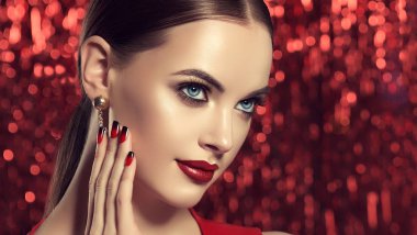 Kırmızı ve siyah Fransız manikür çivi üzerinde güzel model kız. Moda lüks makyaj. Kiraz renk dudakları ve parlak göz farı pigment. Güzellik ve kozmetik. Parlak titreşen arka plan