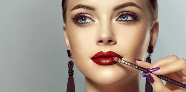 Maquillaje Artista Aplica Lápiz Labial Rojo Hermosa Cara Mujer Mano —  Fotos de Stock