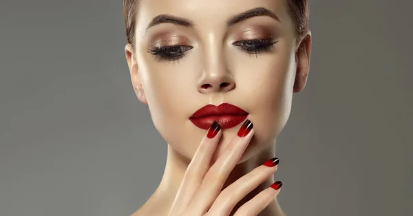 赤と黒のフランス語マニキュアの爪の美しいモデルの女の子 ファッション高級化粧 桜の色の唇と光沢のあるアイシャドー顔料 美容と化粧品 — ストック写真