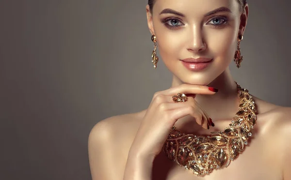 Όμορφο Κορίτσι Σετ Κοσμημάτων Γυναίκα Κολιέ Δαχτυλίδι Σκουλαρίκια Και Βραχιόλι — Φωτογραφία Αρχείου