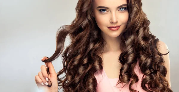 Brunette Girl Long Healthy Shiny Curly Hair Beautiful Model Woman — Stock Photo, Image