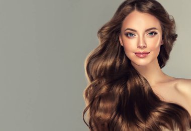 Uzun ve parlak dalgalı kaş saçlı güzel esmer kız. Kıvırcık saçlı güzel bir kadın model. .