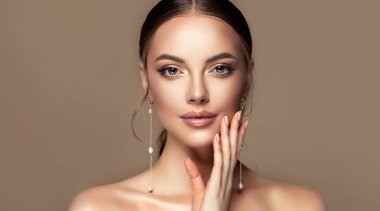 Güzel kız. Modayı takip eden büyük küpeli şık ve şık bir kadın. Moda görünüşü, güzellik ve tarz. Doğal makyaj & kolay biçim verme