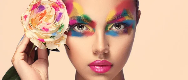 Piękna Modelka Wielobarwnymi Farbami Twarzy Kobieta Różanym Kwiatem Jasny Kolor — Zdjęcie stockowe