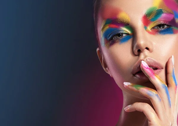 Hermosa Chica Con Festivo Brillante Multicolor Maquillaje Cara Mujer Joven —  Fotos de Stock