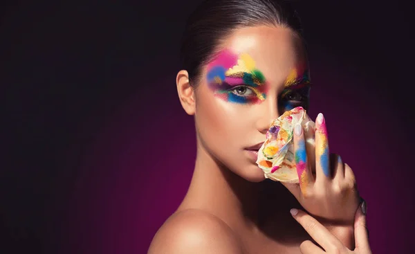 Hermosa Chica Con Festivo Brillante Multicolor Maquillaje Cara Mujer Joven — Foto de Stock