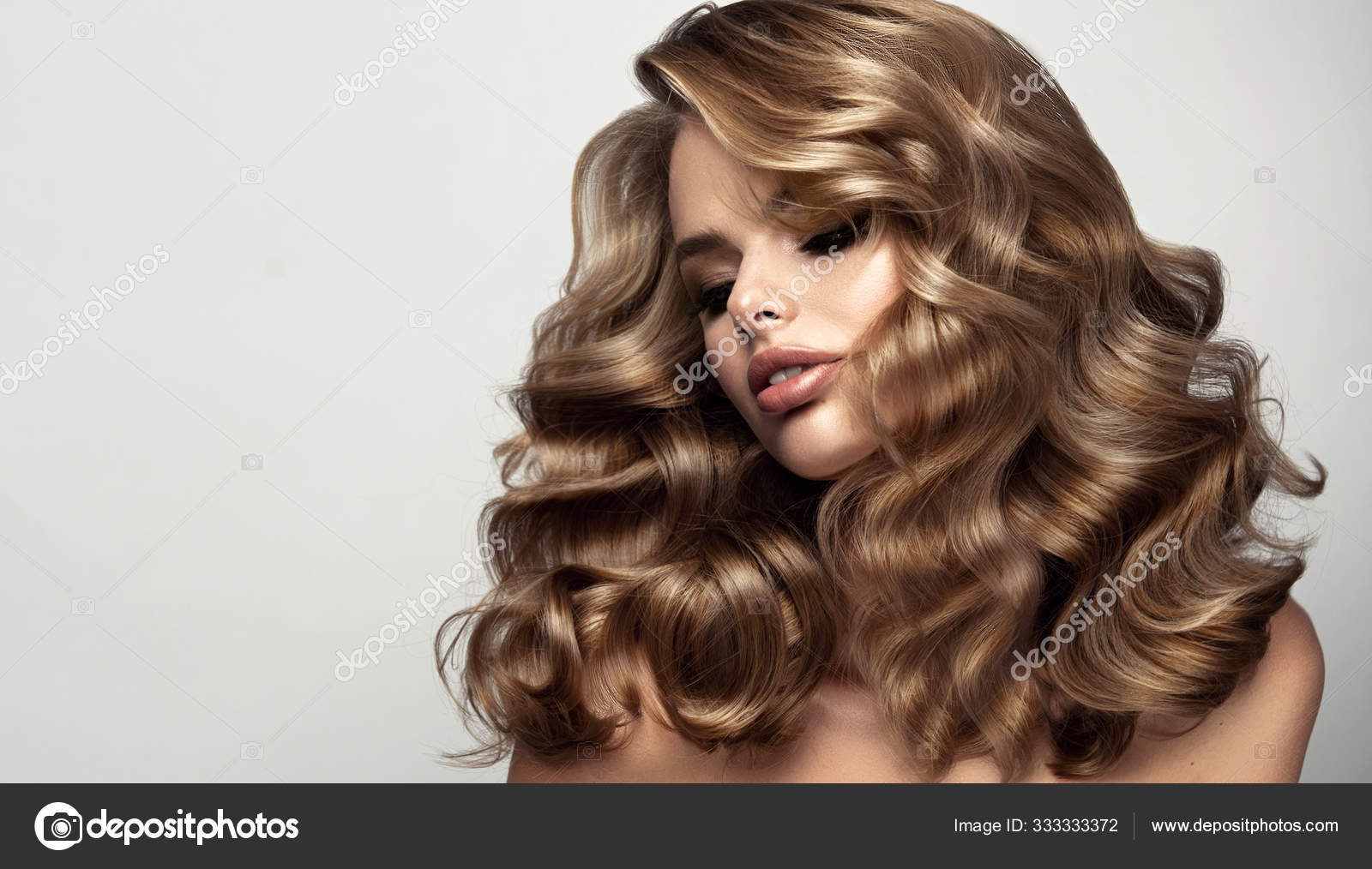 Beleza E Maquiagem Do Cabelo. Linda Modelo De Menina De Moda Com Cor De  Cabelo Loira Perfeita E Rosto Lindo. Mulher Sexy Atraente Com Cabelo  Ondulado Ondulado Longo Saudável Que Posa No