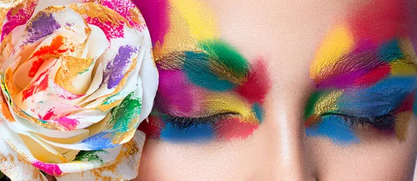 Hermosa Modelo Chica Con Pinturas Multicolores Cara Mujer Con Flor —  Fotos de Stock