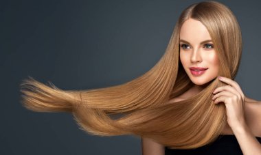 Parlak ve düz uzun saçlı güzel bir model kadın. Keratin düzleştiriyor. Tedavi, bakım ve spa prosedürleri. Sarışın güzel kız pürüzsüz saç stili