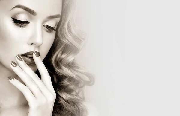 Чорно Біле Фото Жінка Тумані Красива Блондинка Модель Дівчина Довгим — стокове фото