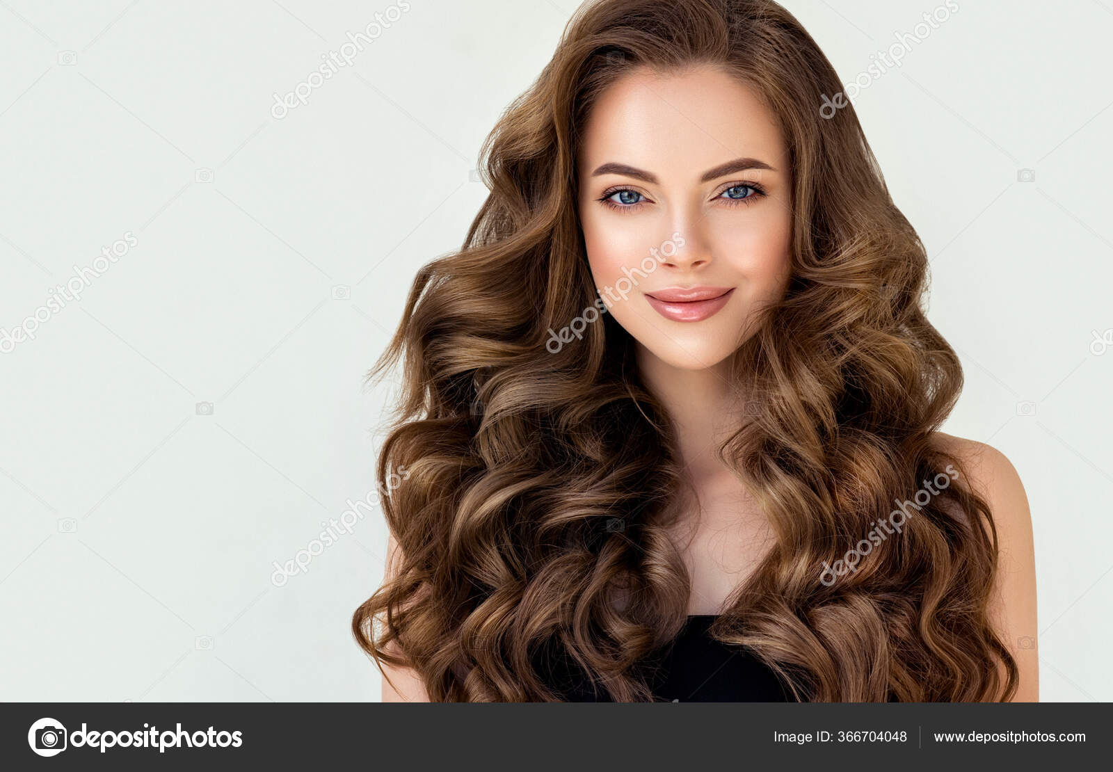 Cabelo. linda garota com cabelo longo ondulado e brilhante. mulher