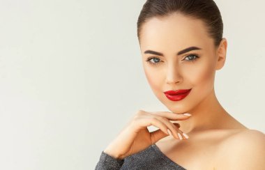 Kırmızı manikür tırnaklarını gösteren güzel bir kız. Makyaj, güzellik ve kozmetik