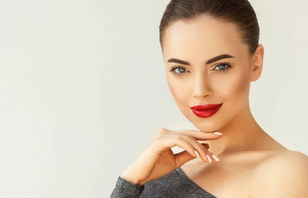 Hermosa Chica Mostrando Uñas Manicura Roja Maquillaje Belleza Cosméticos —  Fotos de Stock