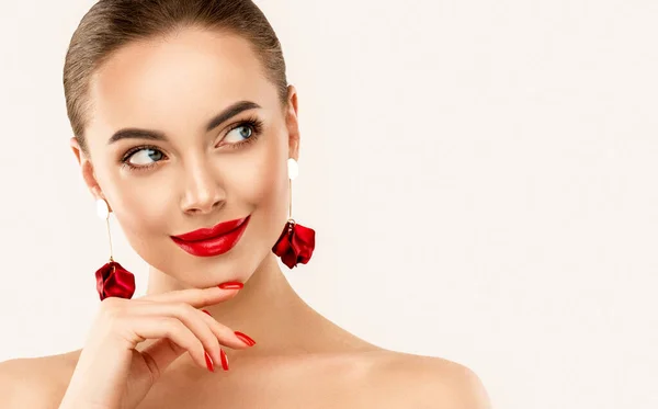 Hermosa Chica Mostrando Uñas Manicura Roja Maquillaje Belleza Cosméticos — Foto de Stock