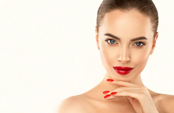 Menina Bonita Mostrando Unhas Manicure Vermelho Maquiagem Beleza Cosméticos — Fotografia de Stock