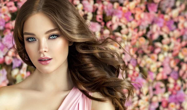 Brunette Lente Meisje Met Lang Glanzend Golvend Haar Mooie Model — Stockfoto