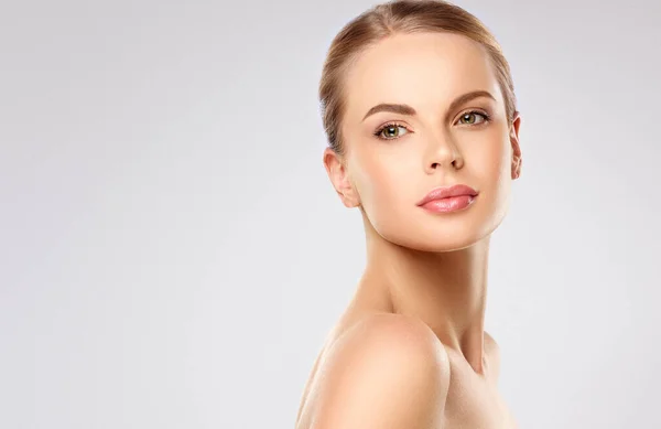 Hermosa Mujer Joven Con Piel Limpia Fresca Cara Tratamiento Facial —  Fotos de Stock
