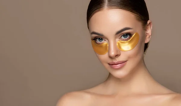 Schöne Junge Frau Mit Goldenen Collagen Patches Mädchen Gesichtsbehandlung Kosmetik — Stockfoto