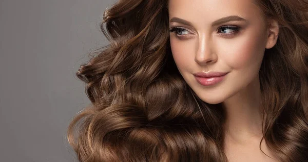 Schöne Model Mädchen Mit Langen Welligen Und Glänzenden Haaren Brünette — Stockfoto