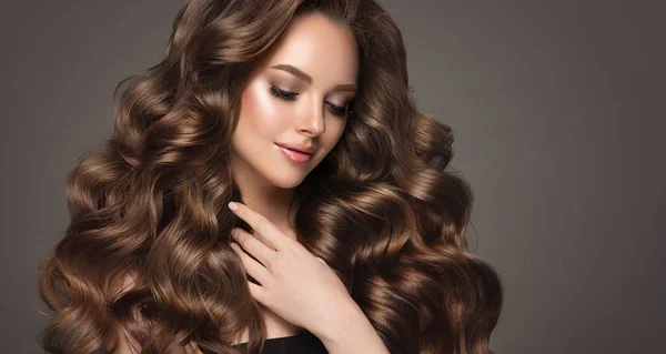 長い波状で光沢のある髪を持つ美しいモデルの女の子 ブルネット女性ともに巻き毛 — ストック写真