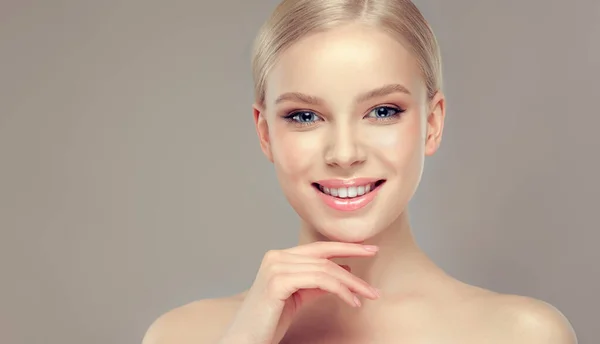 Yüzü Temiz Genç Güzel Bir Kadın Kız Yüz Tedavisi Kozmetik — Stok fotoğraf