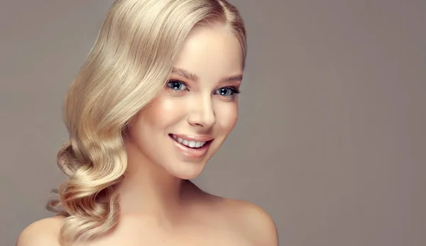 Blond Kvinna Med Lockigt Vackert Hår Grå Bakgrund Flicka Med — Stockfoto