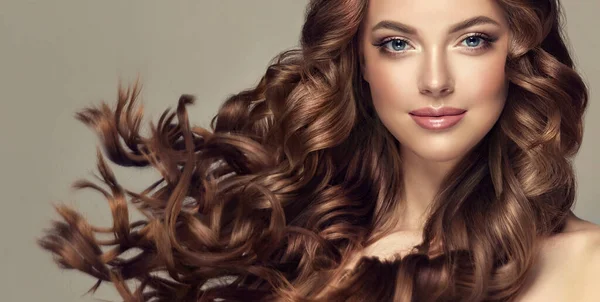 Девушка Брюнетка Прекрасной Улыбкой Длинными Блестящими Волнистыми Волосами Красивая Счастливая — стоковое фото