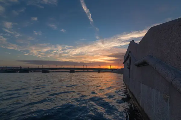 Arsenaal dijk in St. Petersburg — Stockfoto