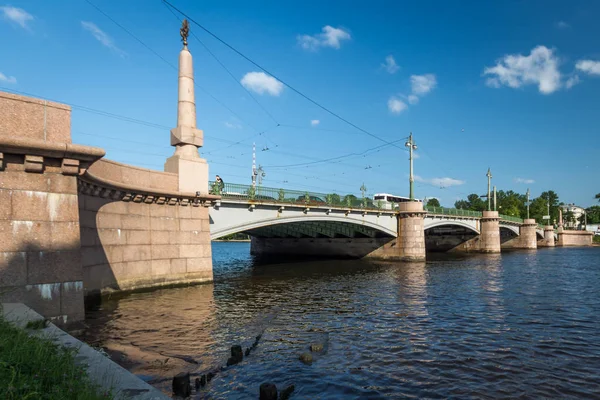 Kamennoostrovskiy моста у м. Санкт-Петербург — стокове фото