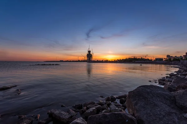 Puesta de sol en la orilla del Golfo de Finlandia — Foto de Stock