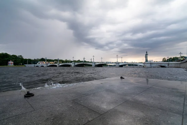 Uschakowski-Brücke in St. Petersburg an einem bewölkten Tag Stockfoto
