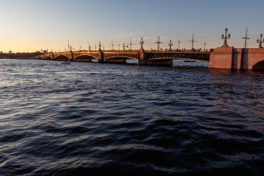Neva Nehri gün batımında Trinity Köprüsü