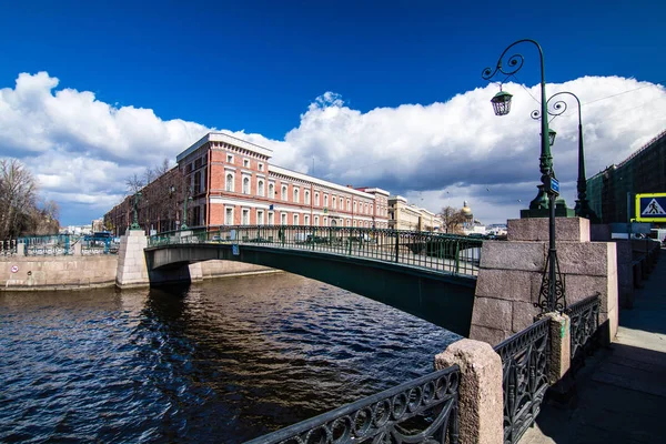 Krasnoflotsky міст через річку Мойка в Санкт-Петербурзі на початку весни — стокове фото