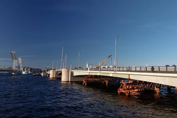 Tuchkov most přes Něvy za slunečného letního dne — Stock fotografie