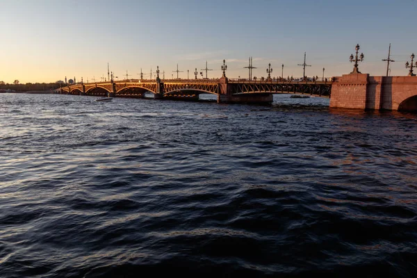 Троїцький міст через річки Нева на заході сонця — стокове фото