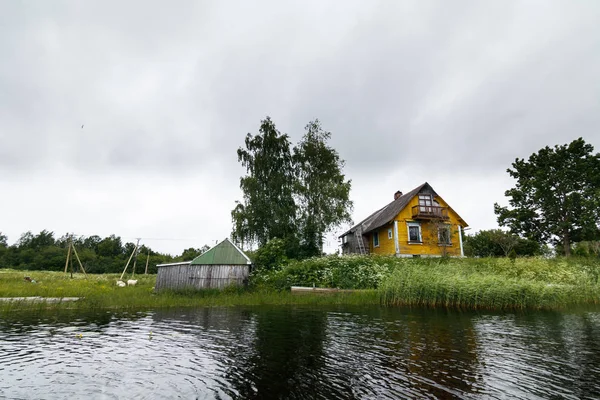 Casa en la orilla del río — Foto de Stock