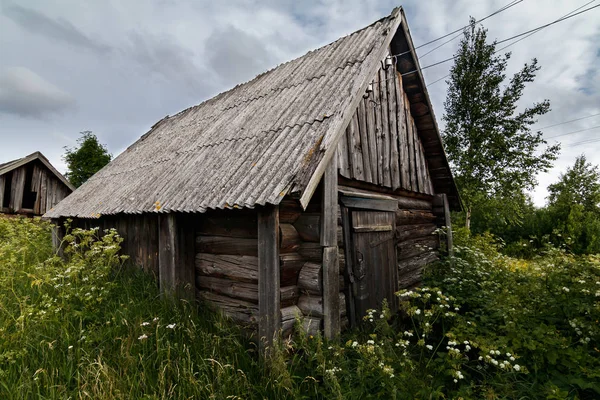 Viejo granero de madera en el pueblo — Foto de Stock