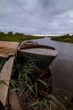 Üstünde belgili tanımlık rıhtım balıkçı teknesi