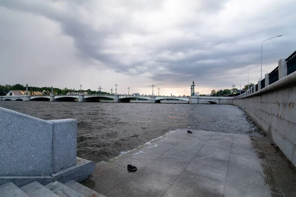 Ponte Ushakovsky em São Petersburgo em um dia nublado — Fotografia de Stock