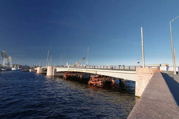 Tuchkov-Brücke über die Newa an einem sonnigen Sommertag — Stockfoto