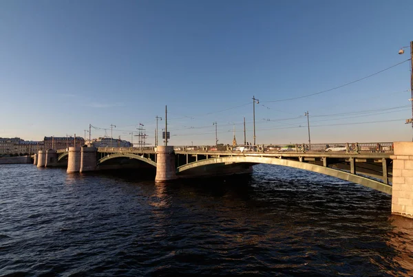 Ponte Birzhevoi sobre o Neva em um dia ensolarado de verão — Fotografia de Stock