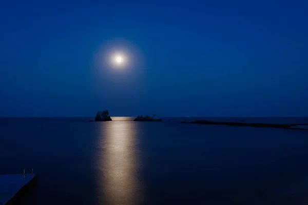 Měsíc, moře a skály — Stock fotografie