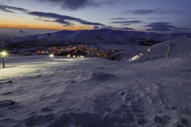 akşam Kayak Merkezi görünümünü / view Kirovsk, Murmansk bölgesi, Rusya, kayak pisti üstünden,