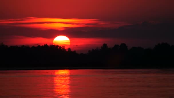 Cor Pôr-do-sol sobre o rio — Vídeo de Stock