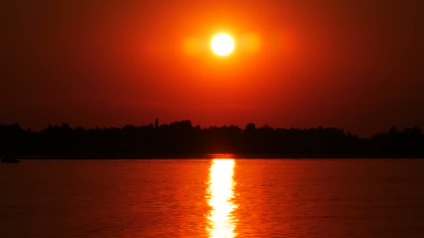 Coucher de soleil couleur sur la rivière — Video