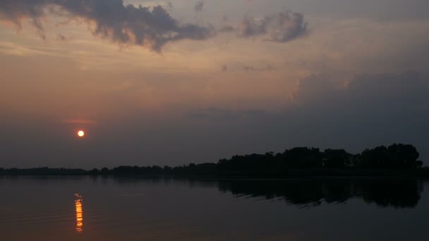 Χρώμα το ηλιοβασίλεμα πάνω από τον ποταμό — Αρχείο Βίντεο