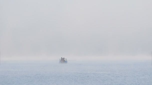 Fiskebåt på Sunrise dimma — Stockvideo