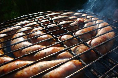 Barbekü ham ateşli sosis ızgara